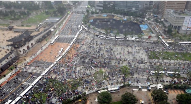 보수단체들이 지난 15일 서울 종로구 광화문 광장에서 열린 '광복절 대규모 집회'에 참가한 가운데 경찰 저지선을 뚫고 광화문으로 이동하고 있다. 사진=뉴시스