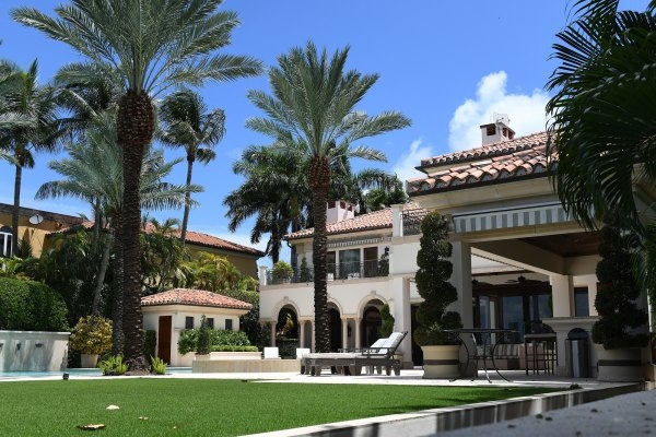 할리우드 스타 커플 제니퍼 러페즈와 알렉스 로드리게스가 최근 마이애미 맨션을 4000만 달러에 매입했다. 
