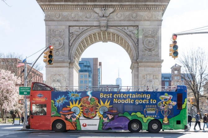 미국에서 진행한 농심의 버스 랩핑 광고. 사진=농심