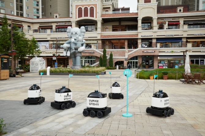 우아한형제들이 경기도 수원 광교 앨리웨이에서 실외 자율주행 배달로봇 '딜리드라이브'의 시범 서비스를 시작한다. 사진=우아한형제들