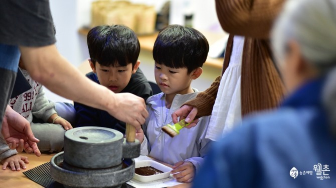 강원 정선에 위치한 덕우리마을에서는 맷돌에 갈아 만드는 커피를 맛볼 수 있다. 사진=농촌여행 웰촌 블로그 캡처