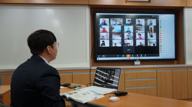 교육부와 한국과학창의재단은 교원들의 미래형 수업·평가 역량 강화를 위해 실시간 쌍방향 온라인 플랫폼을 활용한 원격 연수를 실시한다. 사진=뉴시스