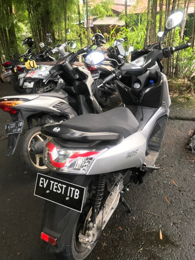 MBI의 최신형 고성능 전기오토바이가 인도네시아 산악지형에서 2인 시승 테스트에 성공했다. 사진=MBI