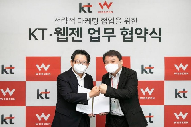 KT 커스터머부문신사업본부장 김훈배 전무(사진 왼쪽)와 웹젠 김태영 대표가 기념 촬영을 하고 있다. 사진=KT