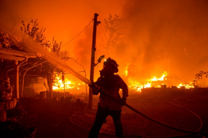 소방관이 미국 캘리포니아주 산타클라라 북쪽 앤젤레스 국유림에서 일어난 레이크 휴스 산불을 진화하고 있다. 사진=뉴시스