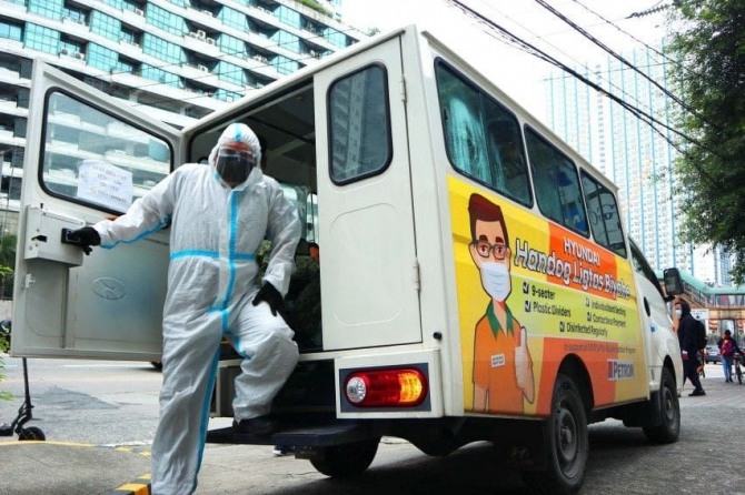 필리핀 의료진이 현대자동차 판매사 ‘현대 아시아 리소스(HARI·하리)’가 신종 코로나바이러스 감염증(코로나19) 방역을 위해 제공한 1톤 트럭 개조차량에서 내리고 있다. 사진=HARI