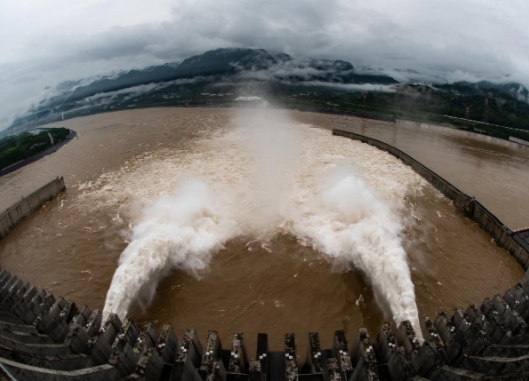 중국 쌴샤댐이 최고 수위에 달하자 댐 방류량을 크게 늘렸다. 사진=로이터
