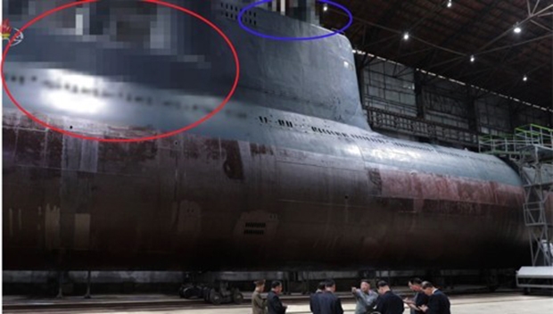조선중앙통신이 지난해 7월 김정은이 시찰했다며 공개한 신형잠수함 사진. 사진=조선중앙통신