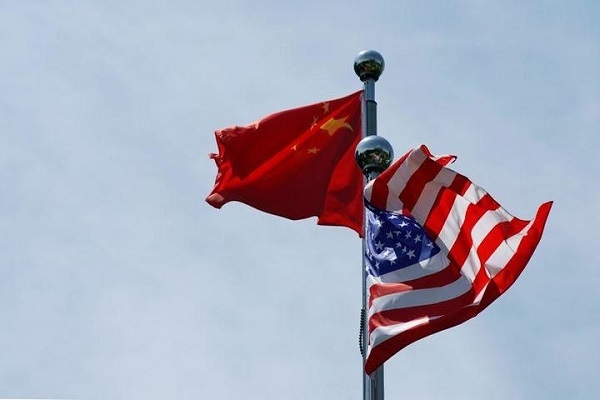 중국 상하이에 게양된 미국 성조기와 중국 오성홍기. 사진=로이터
