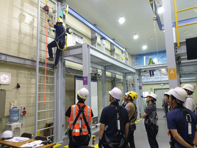 한국도로공사 EX-안전트레이닝센터에서 참가자들이 체험교육을 하고 있다. 사진=한국도로공사 