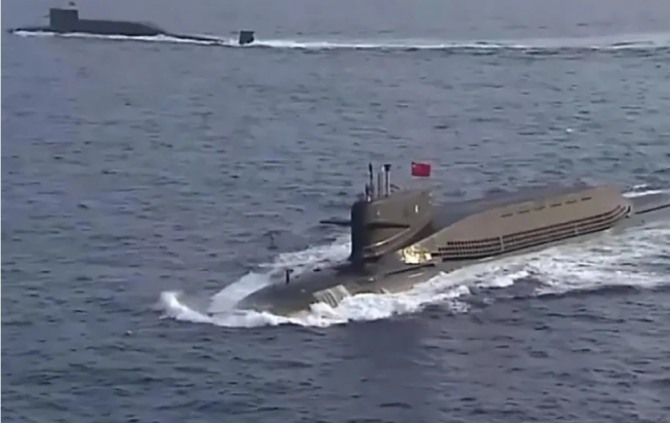 적함과 교전하는 훈련을 하는 중국해군의 093B형 핵잠수함(사진 아래). 사진=SCMP