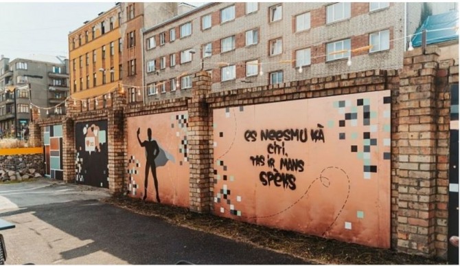 아티스트 다이나 오텀이 삼성 갤럭시 노트20에 영감을 얻어 라트비아 스타부 거리에 벽화를 그려 주목받고 있다.사진=갈무리