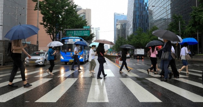 비가 내리는 서울의 한 거리 모습. 사진=뉴시스