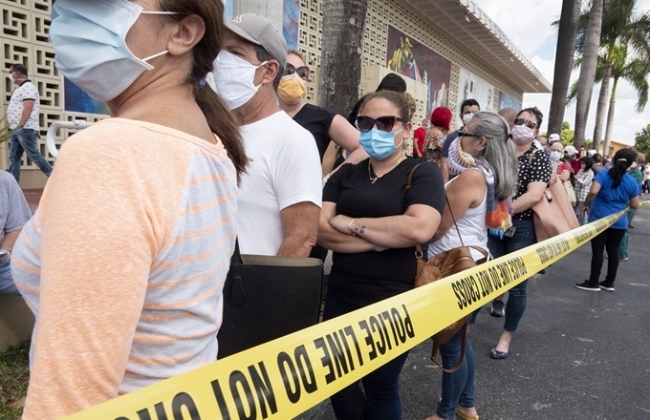미 플로리다주 하이얼리어의 케네디도서관 주차장에서 마스크를 낀 시민들이 실업수당 신청서를 받기 위해 줄 서서 기다리고 있다. 사진=로이터