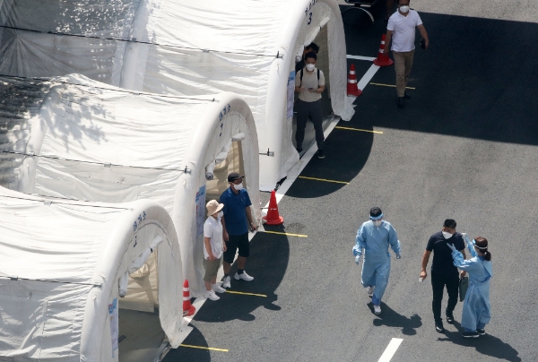 27일 코로나19 신규 확진자가 441명 발생하며 방역당국에 비상이 걸렸다. 사진=뉴시스