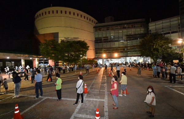 25일 오후 광주 북구 각화동 모 교회에서 교인들이 코로나19 검사를 받고 있다. 사진=뉴시스