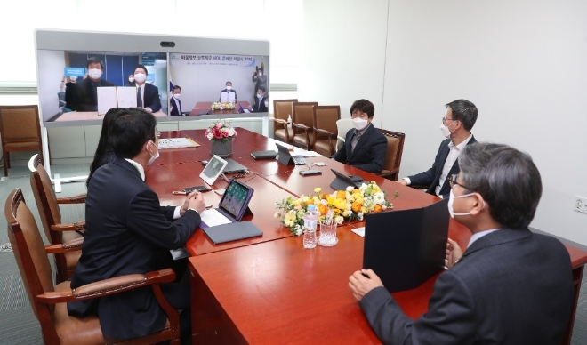 한국토지주택공사(LH) 서창원 주거복지본부장(오른쪽 1번째)과 한유순 스테이션3 대표가 4월 1일 온라인으로 주택 매물정보 공유를 위한 업무협약을 체결하고 있다. 사진=LH 