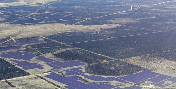 오스트레일리아 상공에서 바라본 거대한 태양광발전소 모습. 사진=리뉴이코노미닷컴 캡처