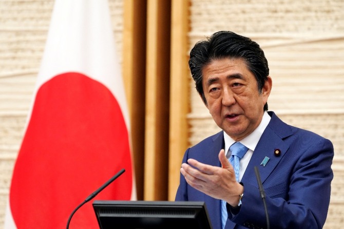 일본 총리 연속 재임일수 최장 기록을 세운 아베 신조 일본 총리가 지난 5월 4일 아베 총리가 도쿄에 있는 자신의 관저에서 기자회견 하는 모습. 사진=뉴시스