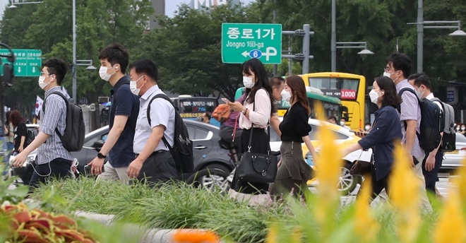 서울시민들이 비가 온 후 폭염이 이어지는 서울 종로구 세종대로 광화문 네거리를 걸어가고 있다.  사진=뉴시스