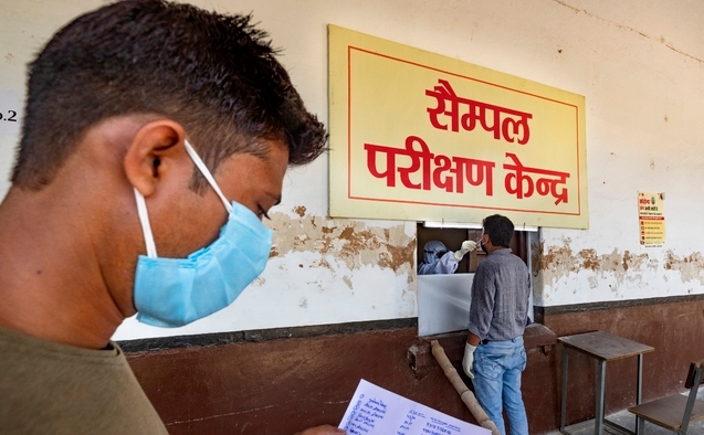 인도 프라야그라즈에 있는 한 코로나19 검사소에서 한 남성이 코로나19 검사를 받고 있다. 사진=뉴시스 