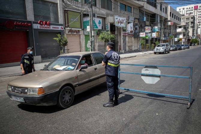 팔레스타인 가자지구에 코로나19 확진자 발생 이후 전면 봉쇄가 부과된 가운데 27일(현지시간) 하마스 경찰이 차량을 검문하고 있다. 사진=AP/뉴시스