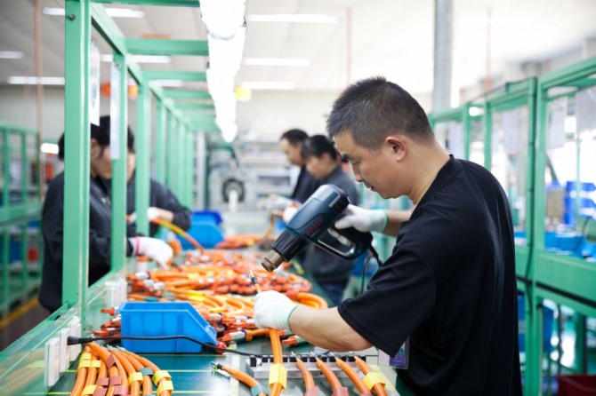 직원들이 LS EV 코리아 중국 사업장에서 전기자동차용 하네스를 생산하고 있다. 사진=LS전선 