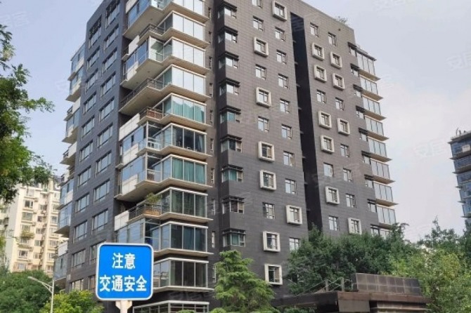 홍콩 액션 스타 성룡(재키 찬)이 2007년부터 살고 있는 베이징 초호화 아파트 2채가 소유권 분쟁으로 경매에 나왔다. 사진=사우스차이나모닝포스트 캡처