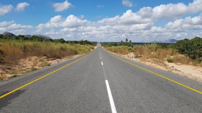 포스코건설이 모잠비크 북부 남풀라~나메틸 구간에 건설한 70㎞ 도로가 지난달 28일 정식으로 개통됐다. 사진=포스코건설 