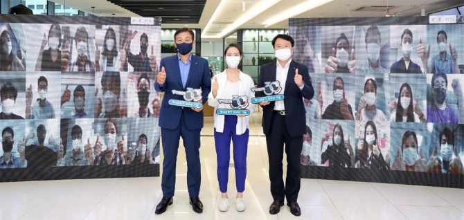 김정태 하나금융그룹 회장(사진 왼쪽), 유시완 하나금융티아이 사장(사진 오른쪽), 하나금융티아이 직원 대표(사진 가운데)가 1일 대형 스크린이 마련된 을지로 하나은행 본점에서 화상 대화에 참여하고 있다. 사진=하나금융그룹
