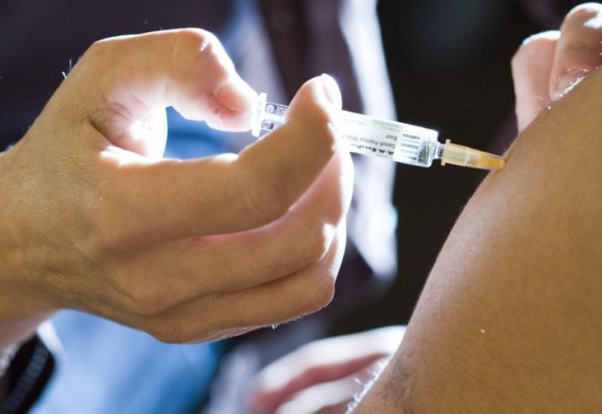 조사 결과 전세계 성인의 4명 중 3명이 코로나19 예방접종을 받기를 희망하는 것으로 나타났다. 사진=로이터