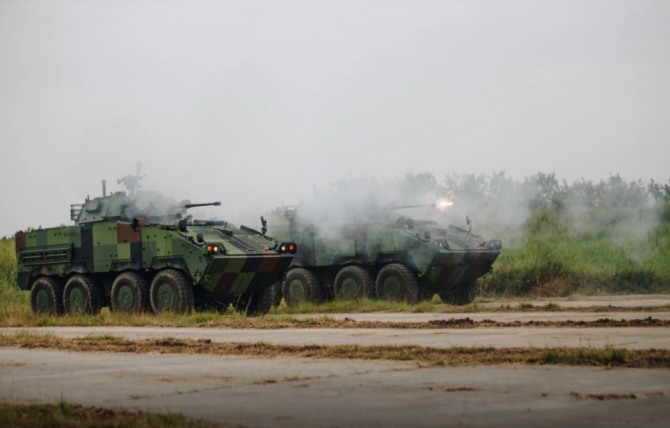 대만육군이 추가발주한 운표 차륜형 장갑차 사격 훈련 모습.사진=디펜스블로그