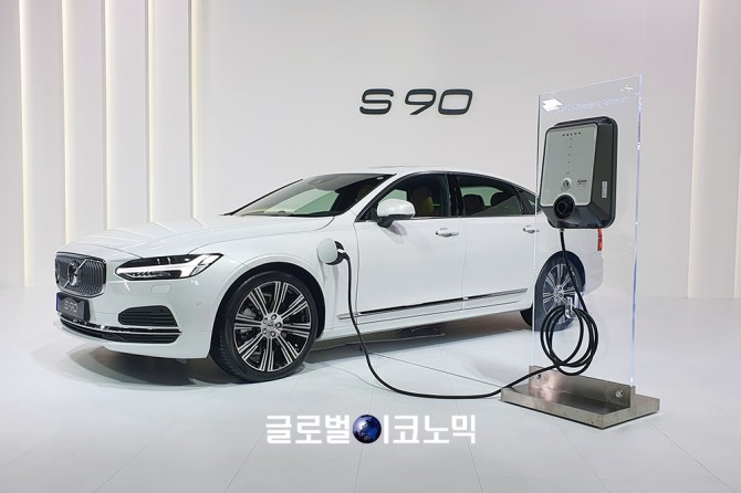 볼보자동차코리아는 1일 고급 세단 ‘S90’을 출시했다. 이날 서울 중구 신라호텔에 전시된 신형 S90 플러그인 하이브리드 모델 'T8 인스크립션'. 사진=글로벌이코노믹 성상영 기자
