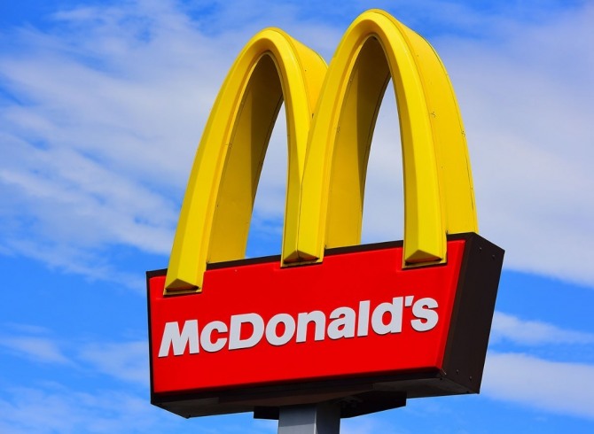 전직 흑인 맥도날드 가맹점주 52명은 패스트푸드 체인점 맥도날드(McDonald)를 상대로  범죄율이 높은 지역로만 가맹점을 주어 사업이 실패했다며 소송을 제기했다. 사진=맥도날드