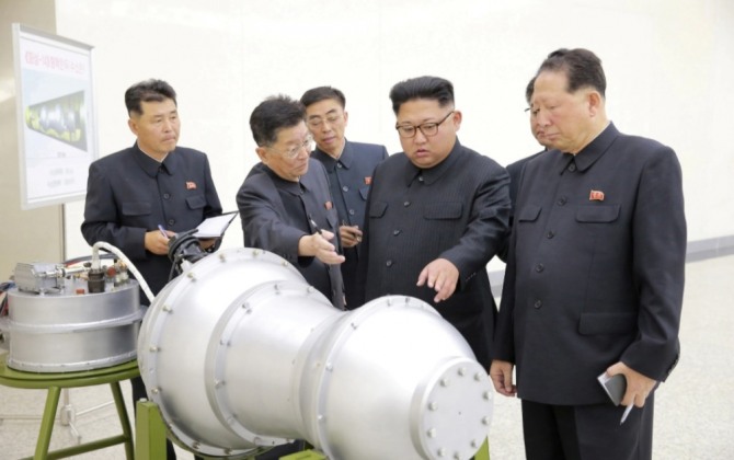 김정은 북한 국무위원장이 2017년 9월 핵무기 병기화 사업을 지도하고 있다. 사진 뒤에 서 있는 안내판에는 북한의 장거리탄도미사일 화성 -14형 택탄두라고 적혀 있다. 사진=조선중앙통신
