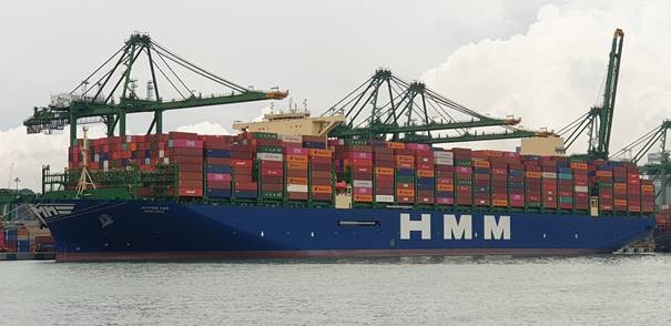 HMM의 2만4000TEU 급 컨테이너선 오슬로호가 싱가포르 항만에서 하역 작업을 진행하고 있다. 사진=HMM