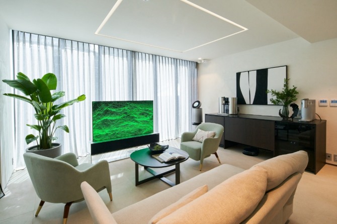 롤러블 TV를 포함한 혁신 제품이 대거 설치된 LG 씽큐 홈 1층 응접실 모습. 사진=LG전자 제공