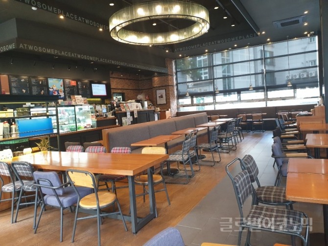 3일 오후 서울시내 어느 프랜차이즈형 커피 전문점 내부. 해당 업체의 직원은 시간에 관계없이 포장과 배달만 허용하고 있어 최근 일 평균 매출이 약 70% 감소했다고 밝혔다. 사진=글로벌이코노믹