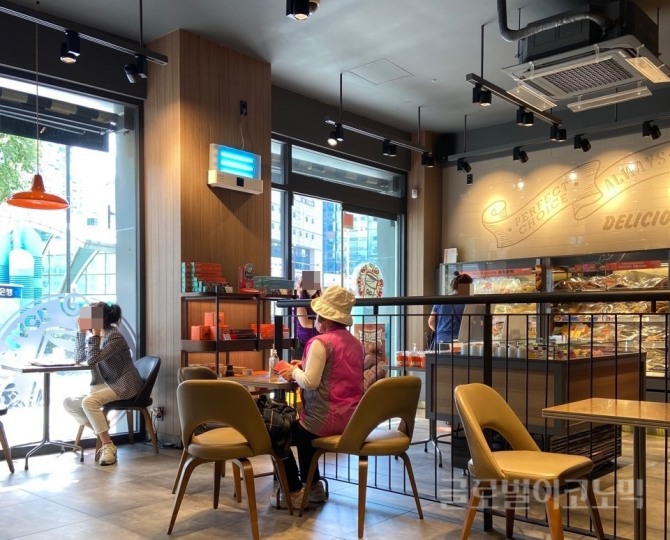 3일 서울시의 한 프랜차이즈형 베이커리 전문점에서 고객들이 음료를 마시거나 제품을 고르고 있다. 카페에서는 불가하지만, 개인 카페나 베이커리 전문점에서는 커피를 마시는 게 가능하다. 사진=글로벌이코노믹