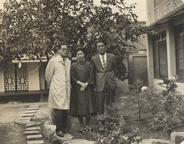 시인 신석정(오른쪽), 김남조(가운데), 김용호(왼쪽).