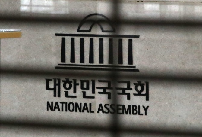 지난달 28일 서울 영등포구 여의도 국회의사당 본관 입구가 굳게 닫혀 있다. 사진=뉴시스
