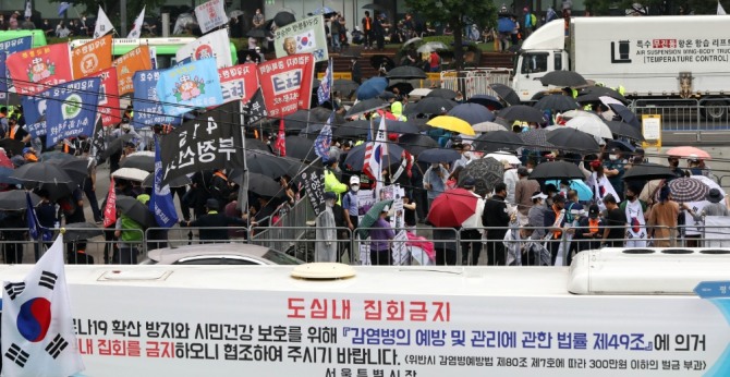 광복절이던 지난달 15일 보수 성향 단체가 서울 광화문광장에서 주최한 대규모 집회가 진행되고 있다. 보수단체는 오는 10월 3일 개천절에 또 다시 집회를 신고했으나 경찰이 금지를 통고했다. 사진=뉴시스