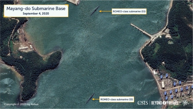북한 마양도 잠수함 기지 앞 만에 정박해 있는 로미오급 잠수함 2척. 사진=CSIS비욘드패럴랠