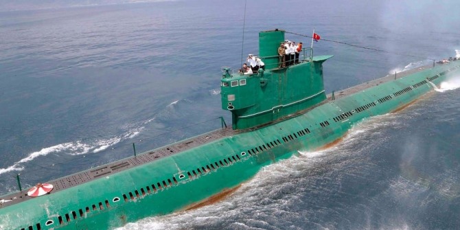 로미오급 잠수함에 승함해 지휘하고 있는 북한 김정은.사진=로이터통신