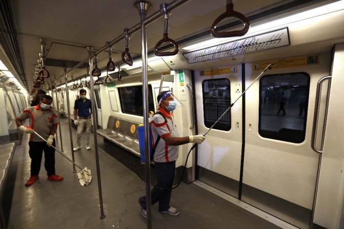 3일(현지시간) 인도 뉴델리에서 근로자들이 지하철 내부를 소독하고 있다. AP/뉴시스