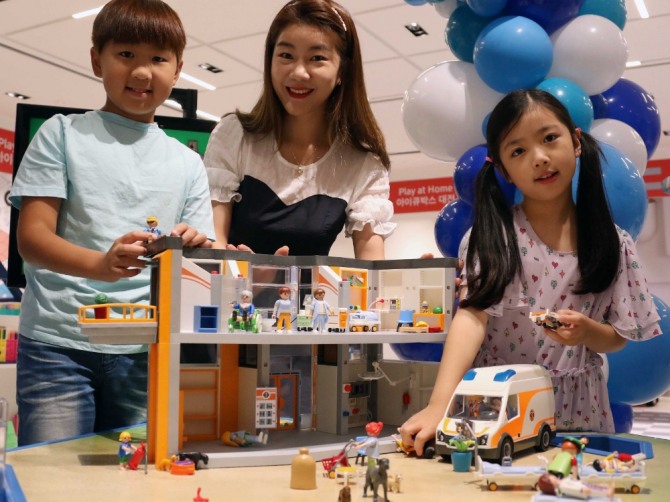 신세계백화점은 최근 '플레이 엣 홈' 행사를 열고 아이들과 집에서 즐길 수 있는 다양한 놀이를 제안했다. 사진=신세계백화점