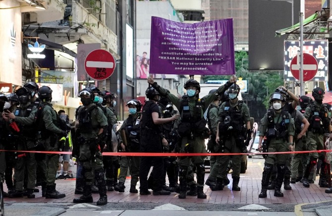 홍콩 도심에서 6일 입법회 선거가 연기된 것에 항의하는 시위가 벌어져 300명가량이 체포됐다. AP/뉴시스