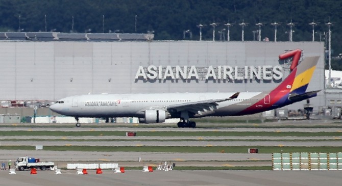 HDC현대산업개발의 아시아나항공 인수가 사실상 무산된 것으로 알려진 가운데 아시아나항공 여객기가 지난 4일 인천국제공항 활주로에 착륙하고 있다. 사진=뉴시스
