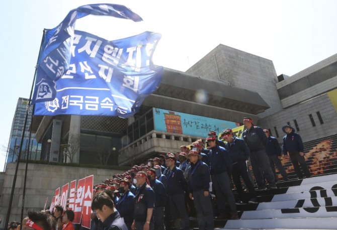 전국금속노동조합 한국지엠지부 조합원들이 지난 2018년 한국GM 군산공장 폐쇄 당시 서울 세종문화회관 계단에서 결의대회를 진행하고 있다. 사진=뉴시스