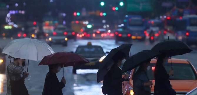 서울에 천둥·번개를 동반한 강한 비가 내린 18일 서울 세종대로사거리에서 시민들이 횡단보도를 건너고 있다. 사진=뉴시스